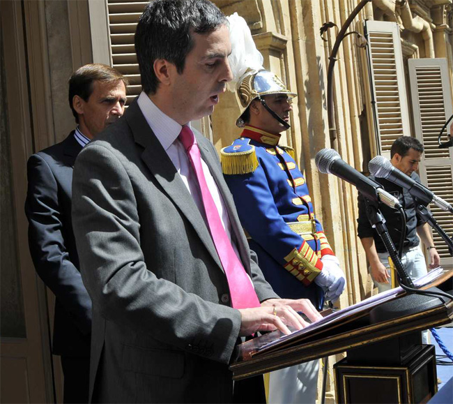 Enrique lee el pregón en el balcón del Ayuntamiento.